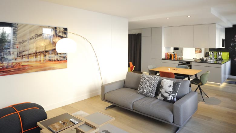 Un architecte d'intérieur réalise un projet de cuisine ouverte à Marseille