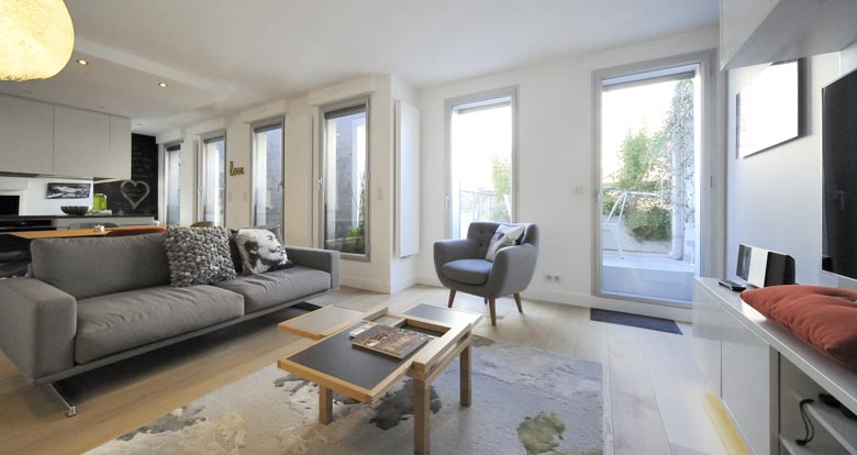 Un architecte d'intérieur réalise un projet de salon contemporain à Marseille