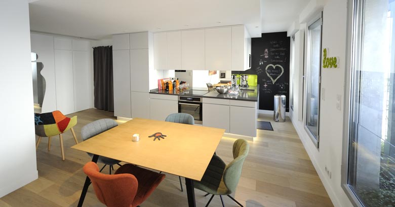 Un architecte d'intérieur aménage une cuisine ouverte sur-mesure à Marseille