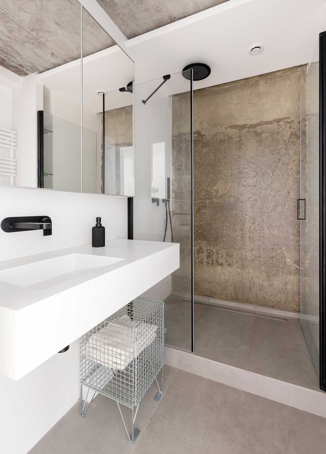 Salle de bain aménagé par un architecte dans un appartement neuf à Marseille