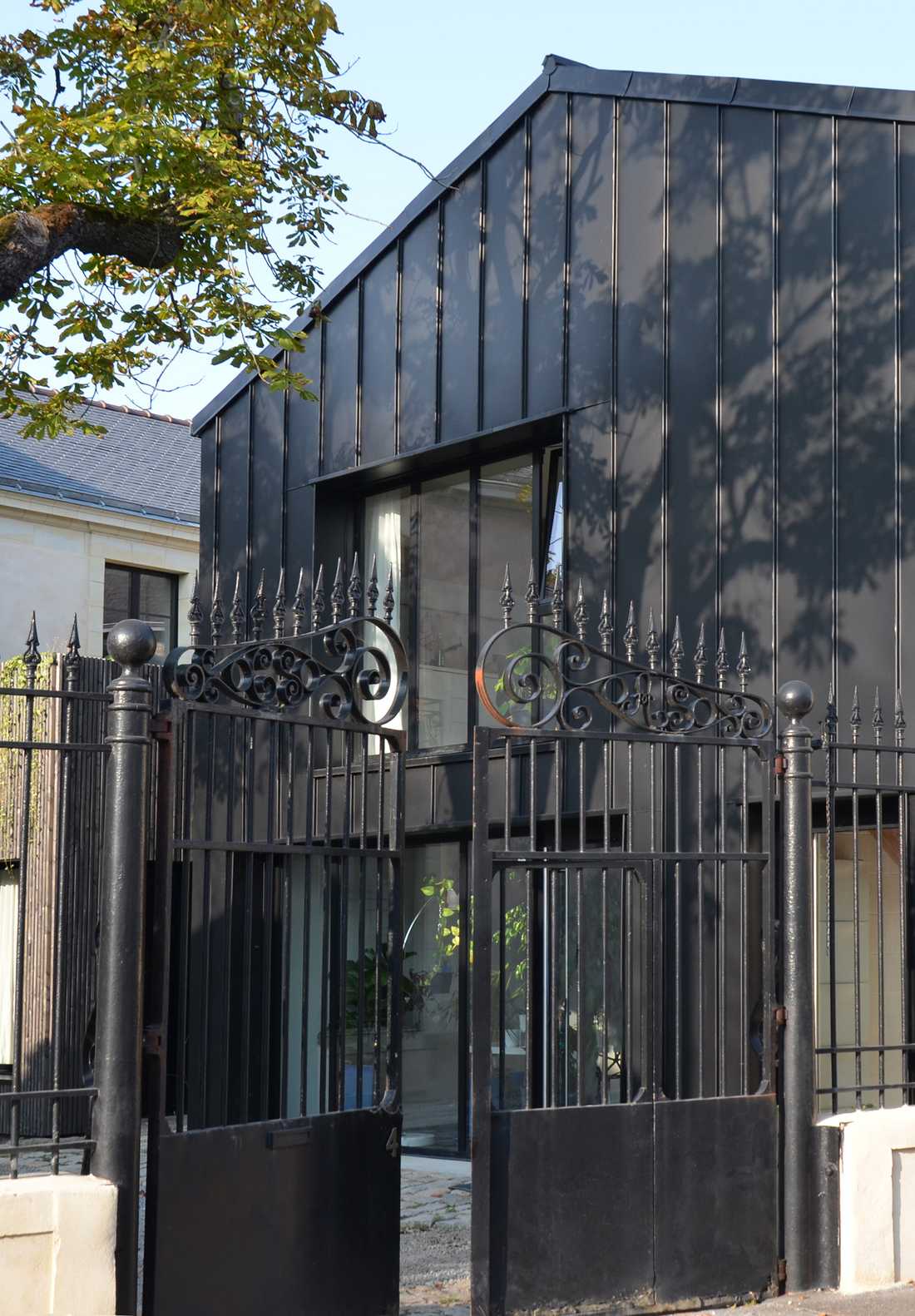 Extension contemporaine d'une maison ancienne conçue par un architecte dans les Bouches du Rhône