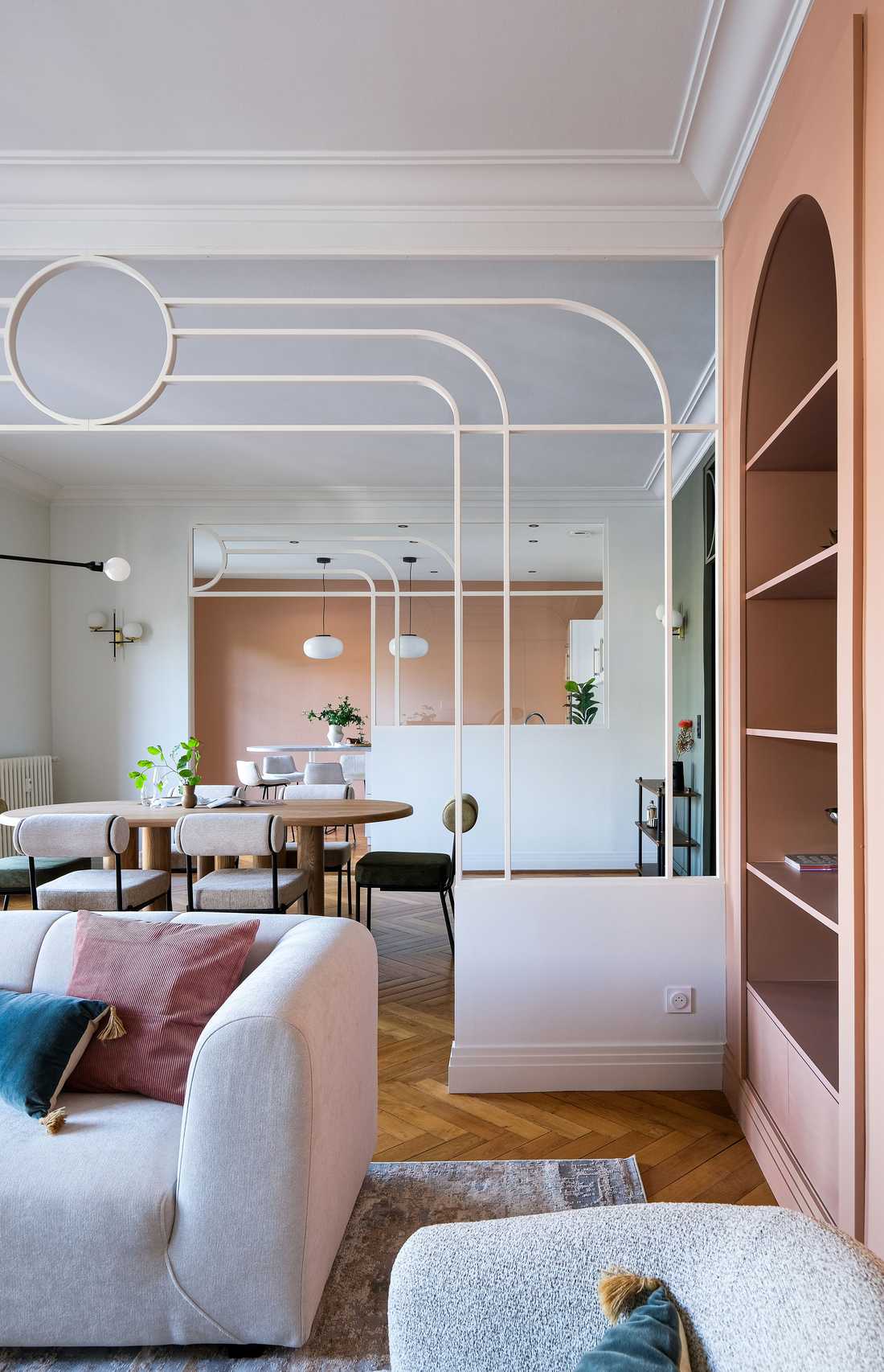 Un architecte d'intérieur à Marseille aménage la pièce de vie d'un appartement ancien
