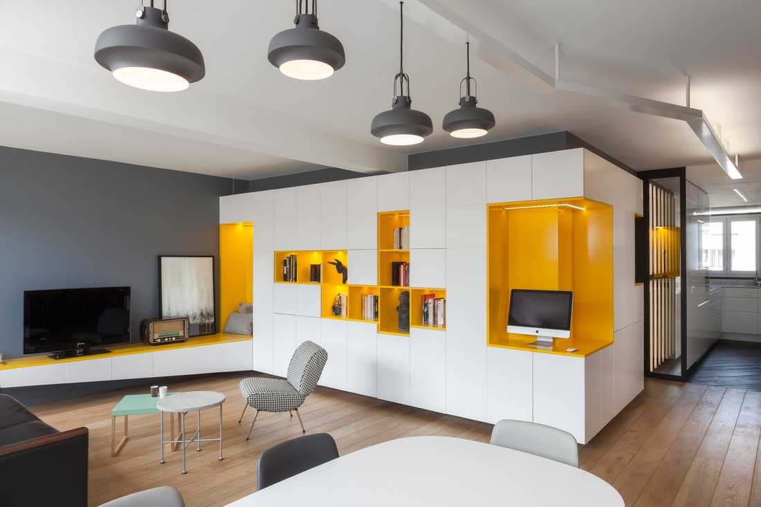 Cloison modulable et meuble TV au design contemporain dans le séjour de l'appartement