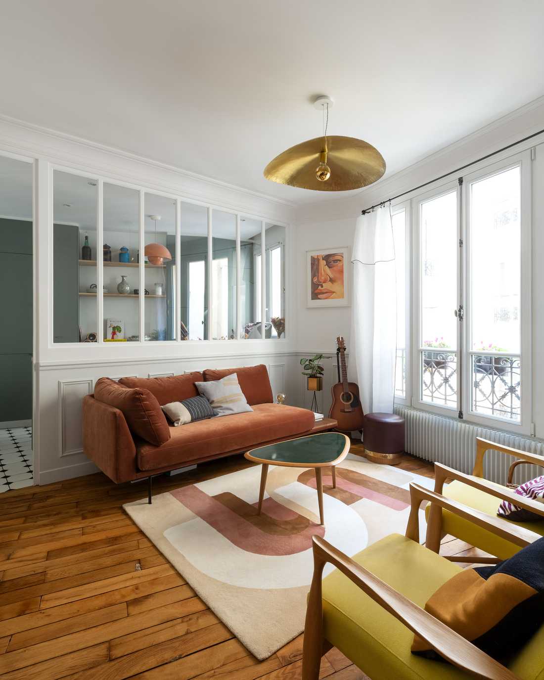 Relooking d'intérieur d'un salon avec verrière dans un appartement à Marseille