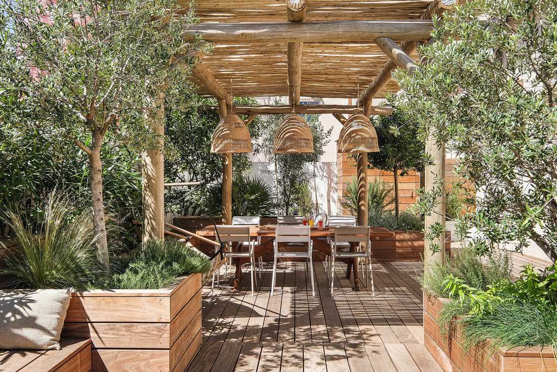 Aménagement d'une terrasse en bois par un jardinier paysagiste à Marseille