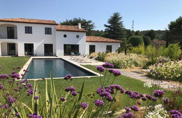 Jardin méditerranéen à la végétation provençale aménagé par un jardinier paysagiste à Marseille.