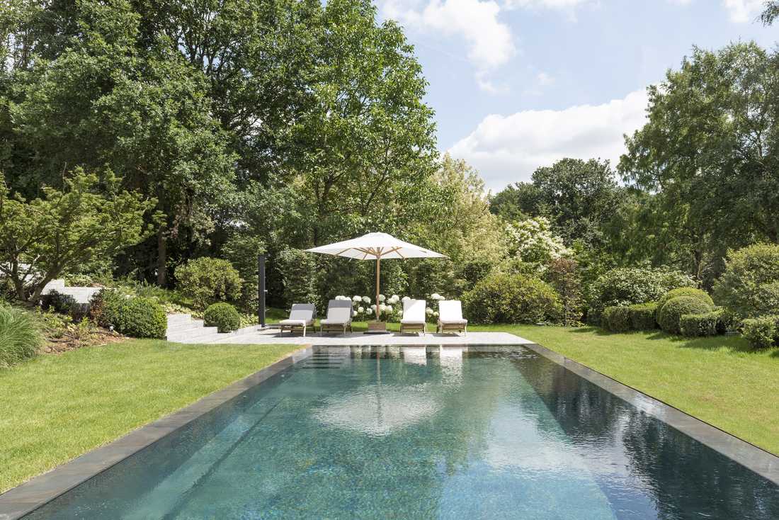 Piscine d'un jardin à débordement concu par un paysagiste à Marseille