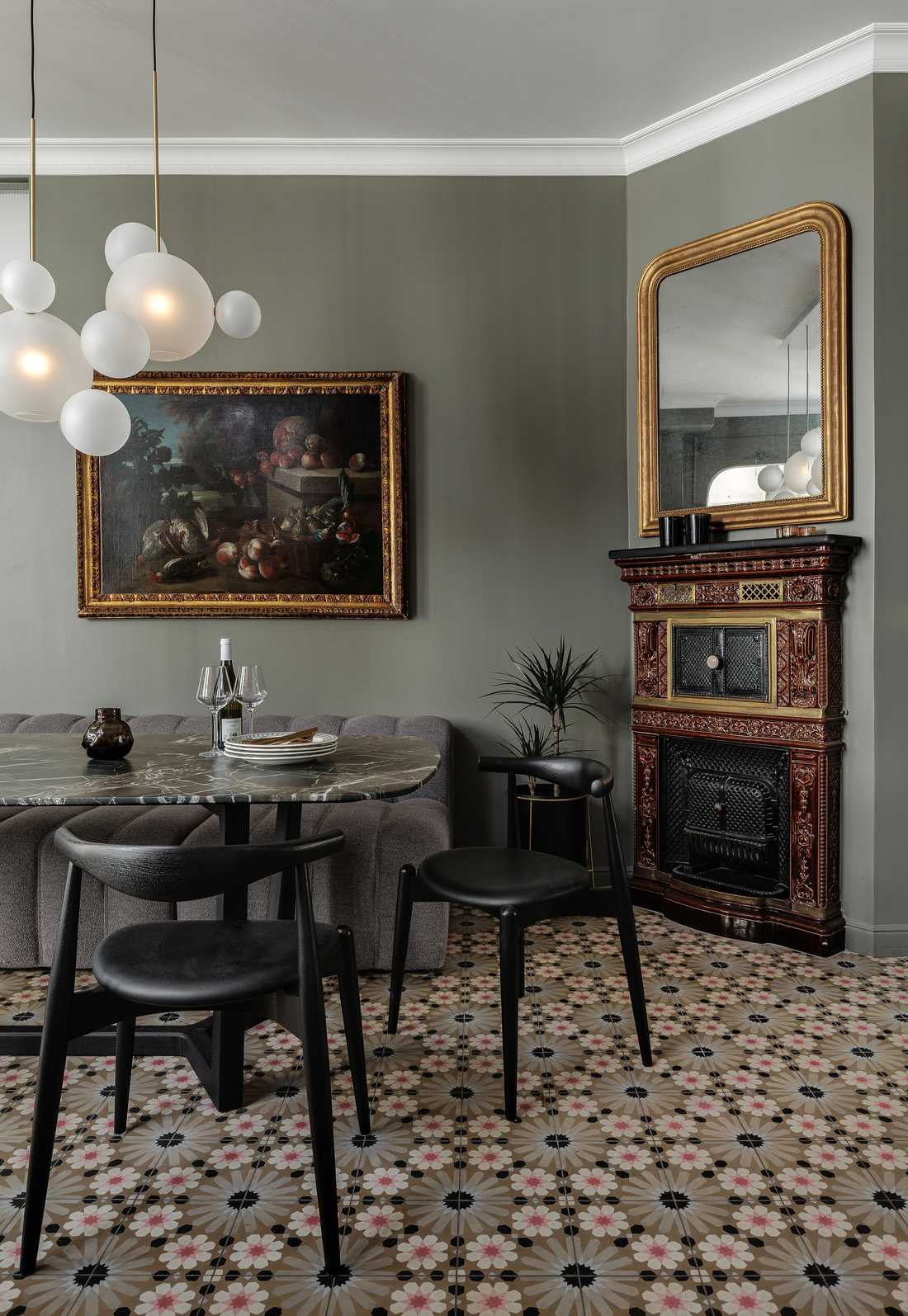 Salle a manger avec cheminée ancienne rénovée par un architecte d'intérieur dans les Bouches du Rhône