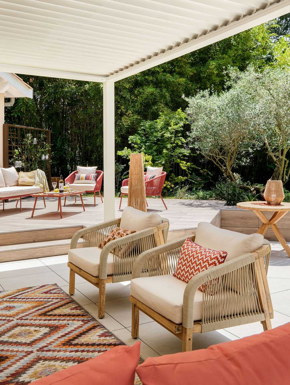 Terrasse couverte avec mobilier du jardin réalisé par un paysagiste en Provence-Alpes-Côte d'Azur