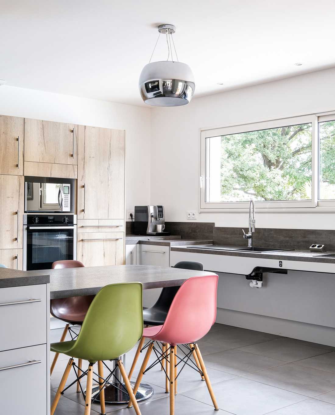 Un architecte d'intérieur in Marseille aménage une cuisine accessible aux personnes à mobilité réduite PMR)