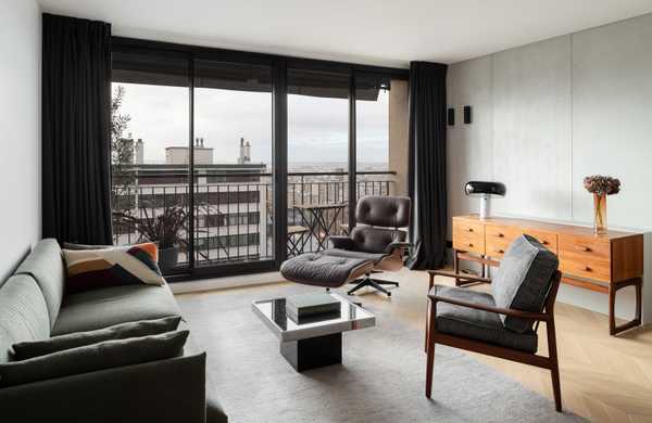 Un architecte d'intérieur modernise un appartement des années 60 à Marseille.