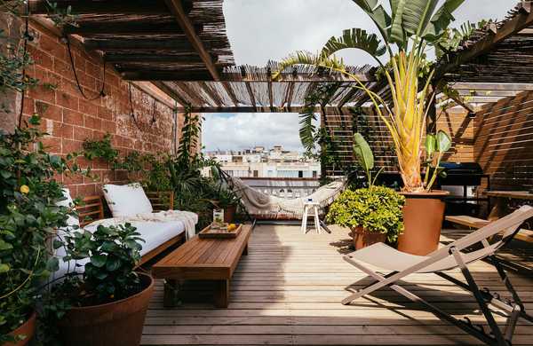 Design of a wooden rooftop terrace