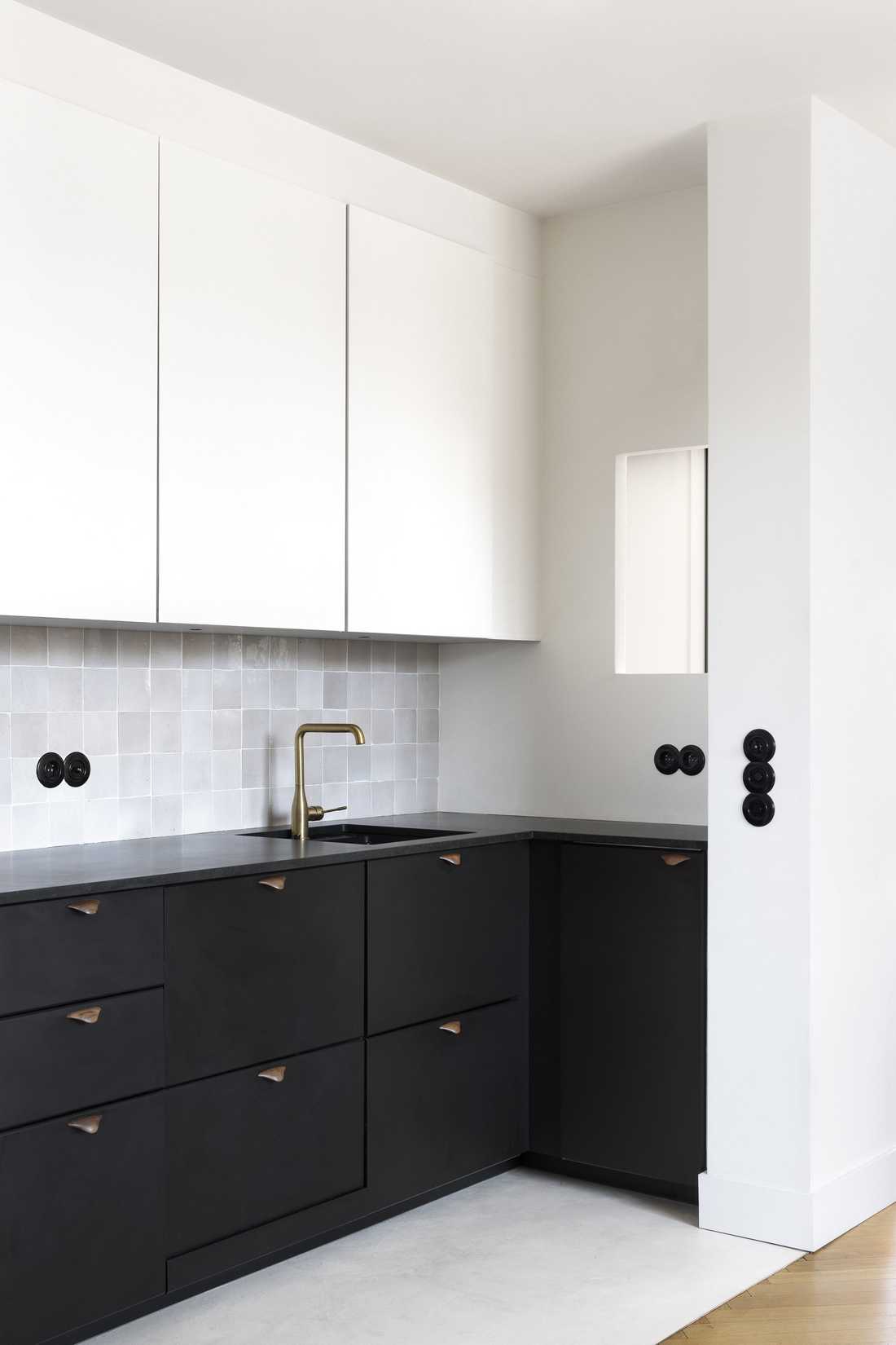 Cuisine avec façades noires en partie inférieure et blanches en partie supérieure