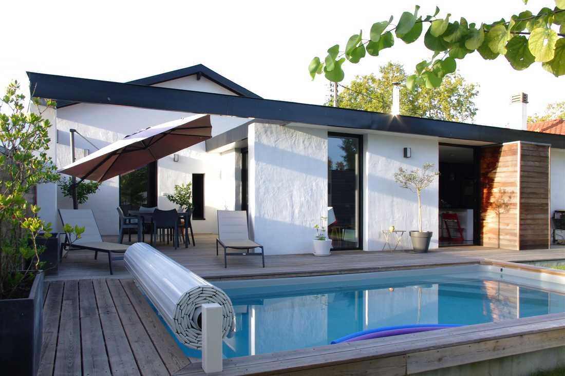 Aménagement d'une piscine par un architecte spécialiste des extensions de maison à Marseille