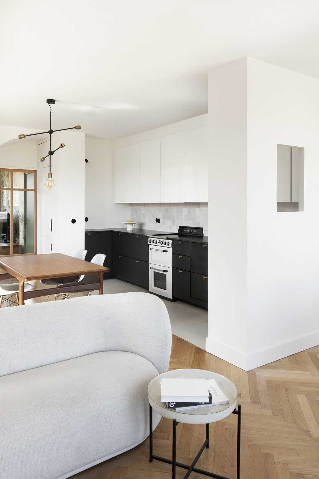 Coin repas  attenant à la cuisine qui prolonge la cuisine