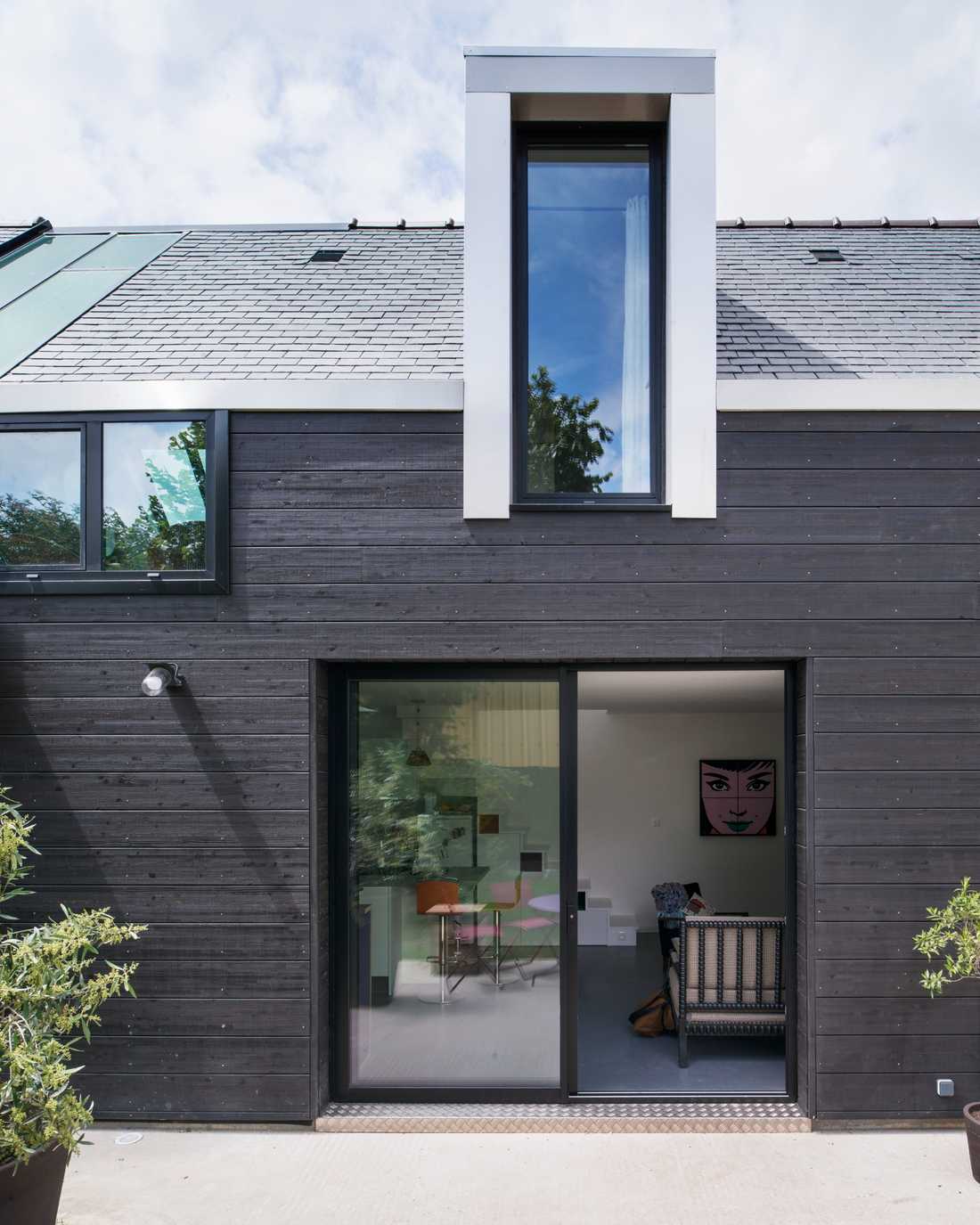 Extension with anthracite wood cladding designed by an architect in Bouches du Rhône