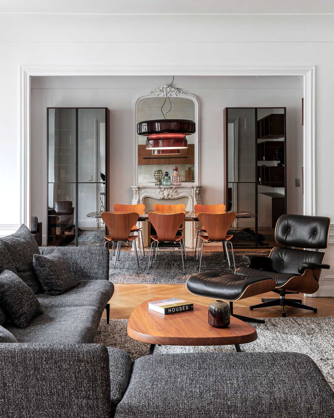 Décoration intérieure d'un appartement à Marseille avec mobilier et luminaire design