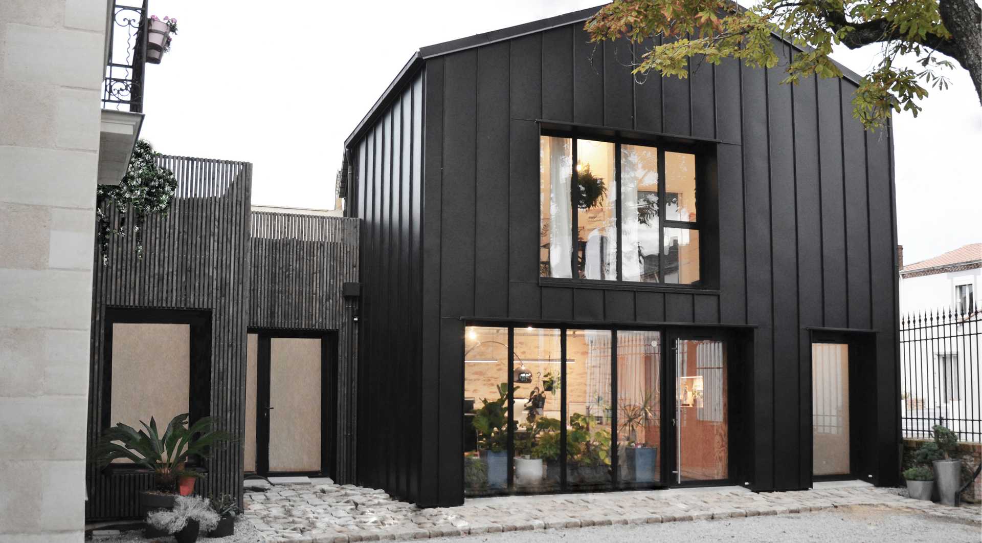 Extension contemporaine d'une maison de ville réalisée par un architecte à Marseille