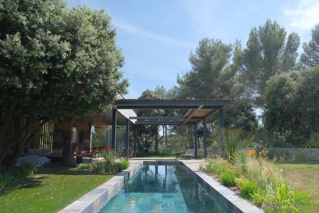 Un paysagiste à Marseille aménage un couloir de nage dans le jardin provençal d'une maison contemporaine