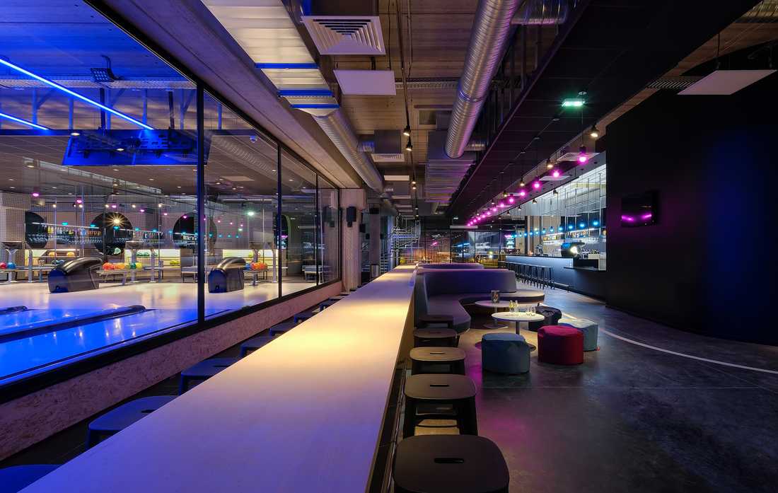 Restaurant - bar d'un bowling aménagé par un architecte dans les Bouches du Rhône
