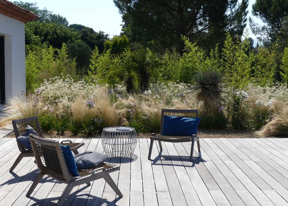Terrasse aménagée par un jardinier paysagiste en Provence-Alpes-Côte d'Azur