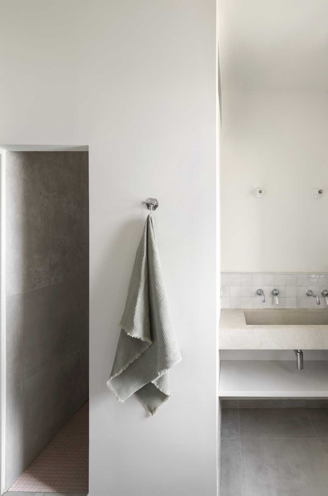 Salle de bain au sol en grès cérame