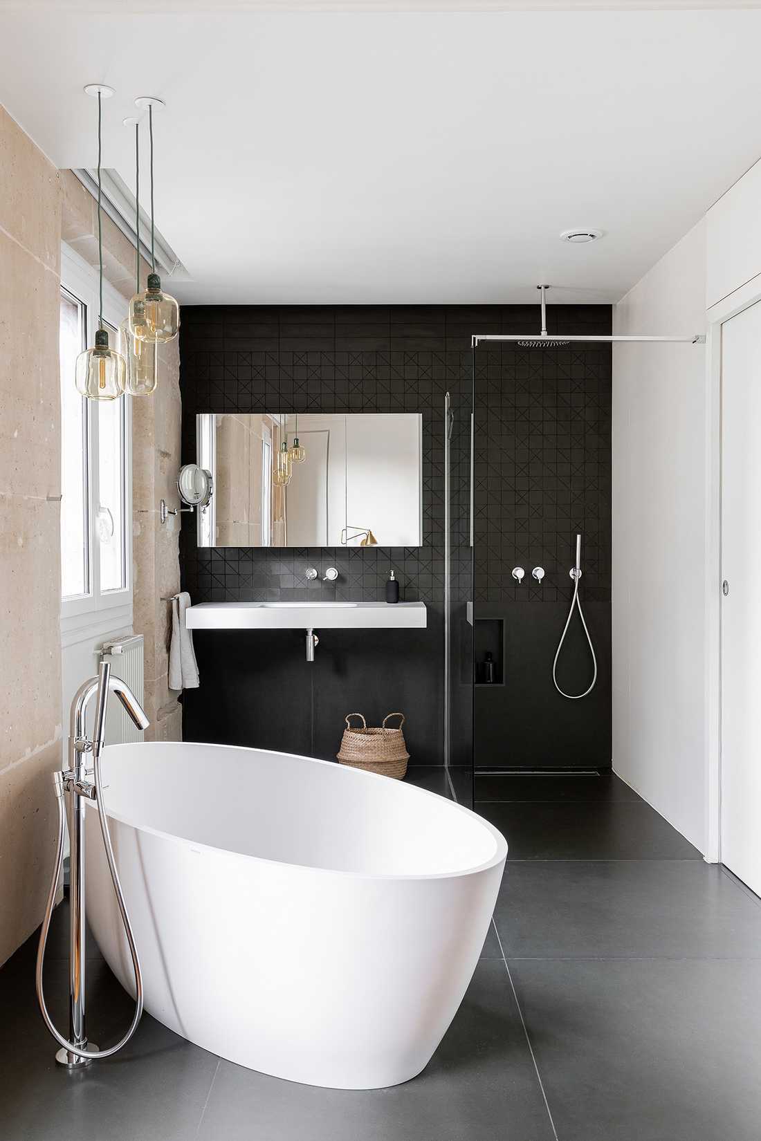 Bathroom with central bathtub designed by an interior designer in Marseille 