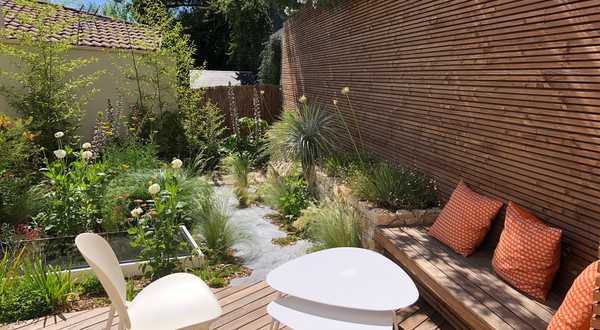 Micro-jardin urbain aux massifs naturalistes à Marseille