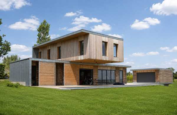 Réalisation d'une maison individuelle contemporaine avec bois et béton dans un esprit Loft par un architecte à Marseille.