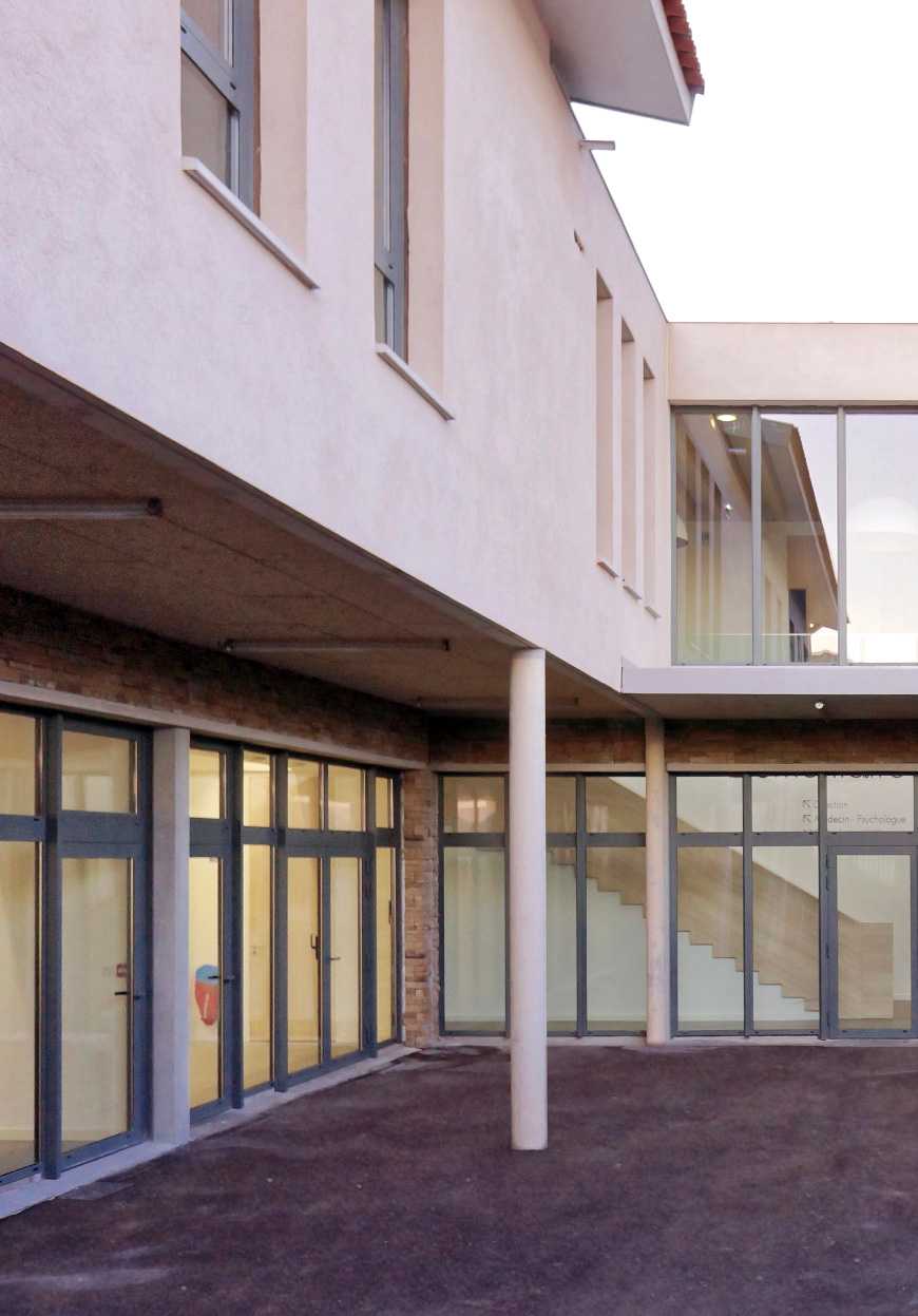 Un architecte assure la maîtrise d'œuvre dans le construction d'une école à Marseille