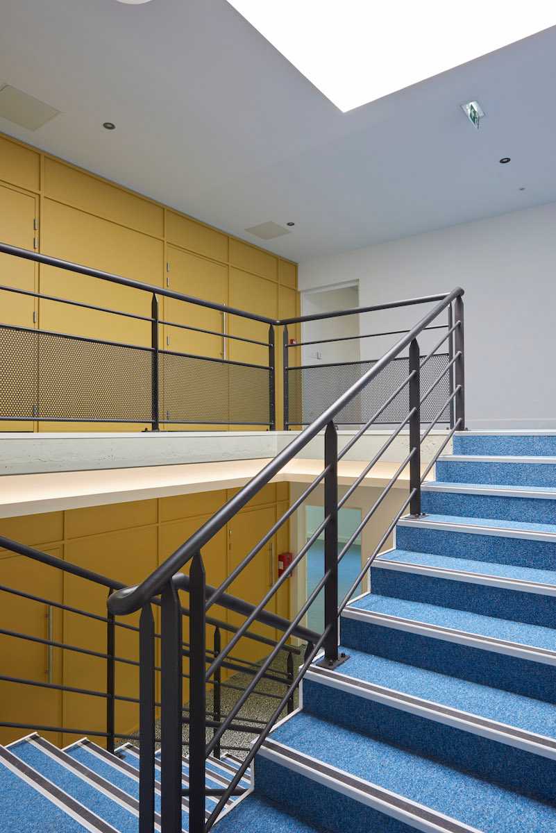 Aménagement intérieur des locaux d'une entreprise - escalier vers l'étage