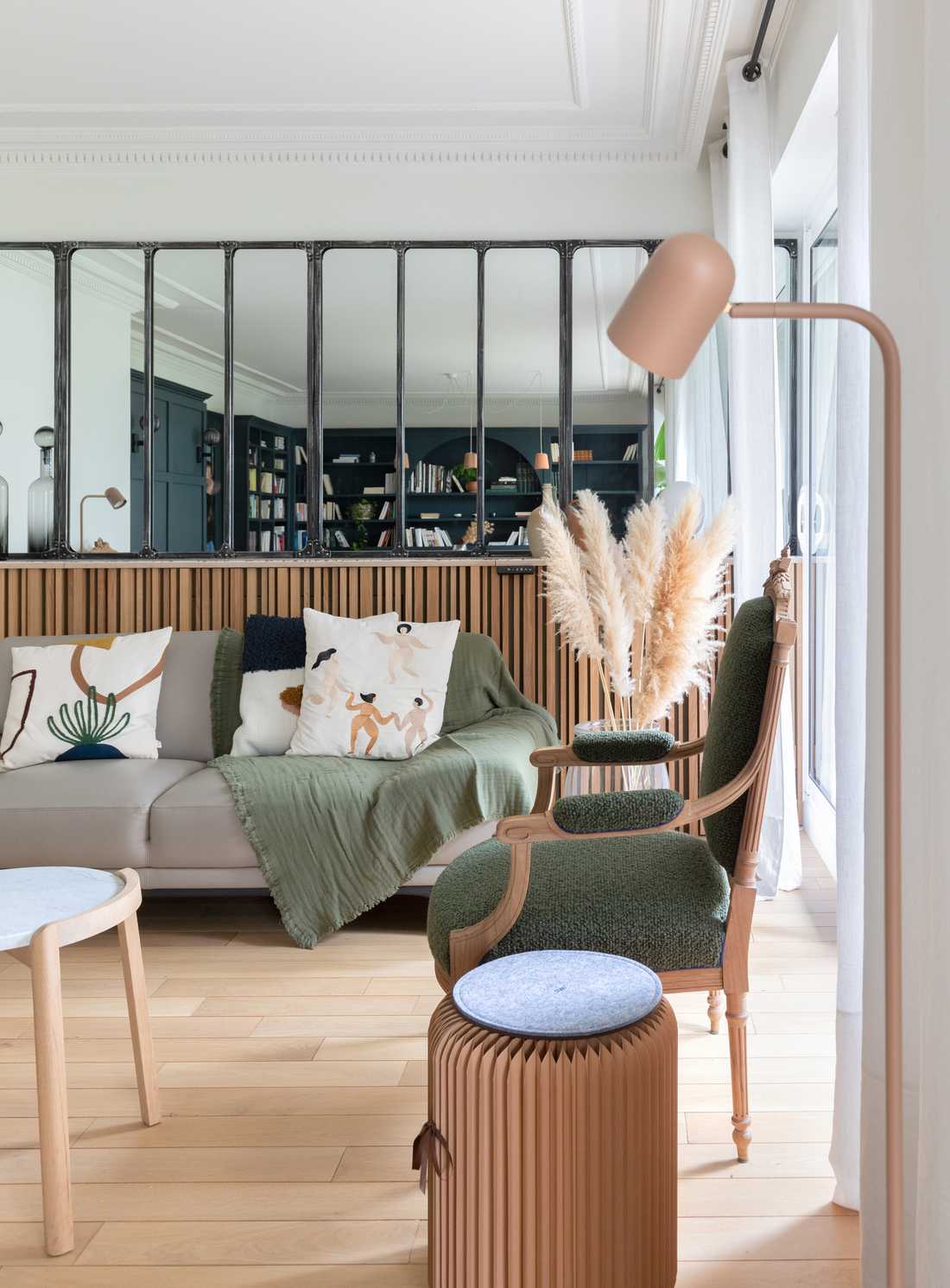 Séparation entre un salon et une cuisine avec une verrière conçue par un décorateur d'intérieur en Provence-Alpes-Côte d'Azur