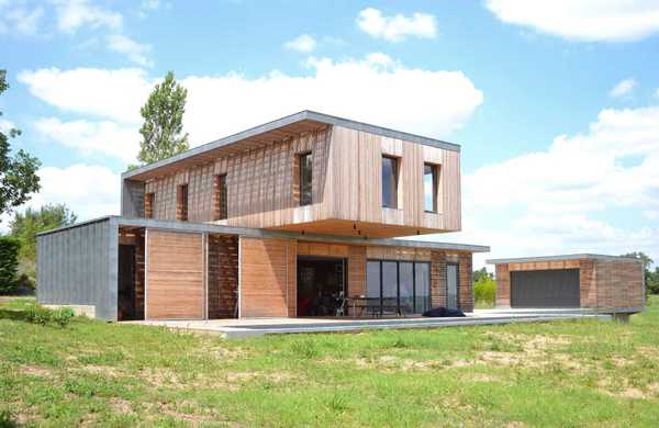 Réalisation d'une maison individuelle contemporaine avec bois et béton dans un esprit Loft par un architecte à Marseille.