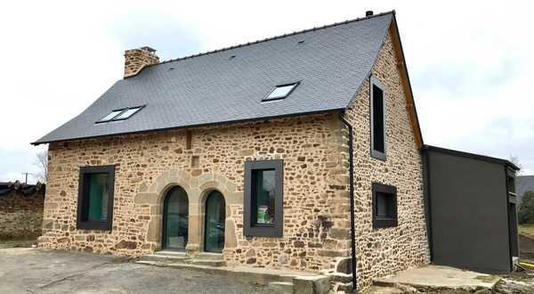 Restructuration et ajout d'une extension dans une maison ancienne en pierre