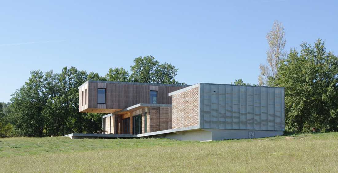 Maison d'architecte au sommet d'une coline avec une vue dégagée 