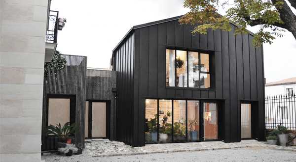 Extension contemporaine d'une maison ancienne par un architecte à Marseille