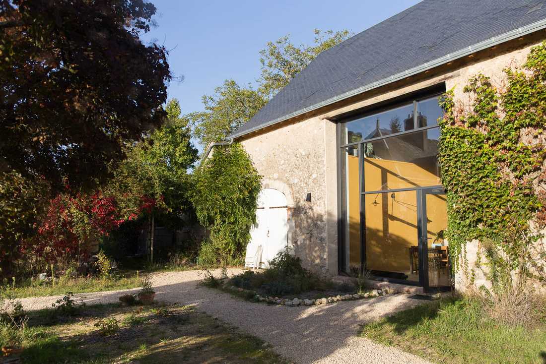 Transformation grange en maison d'hôtes - vue extérieure sur baie vitrée