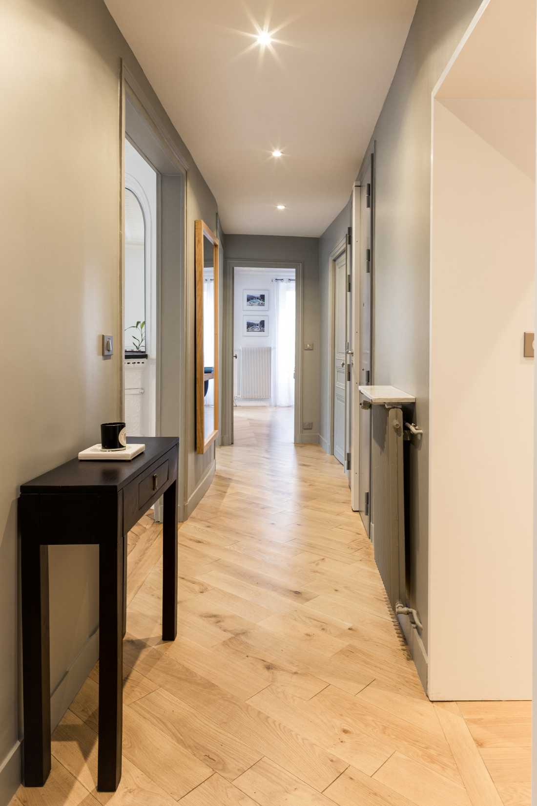 Couloir d'un appartement haussmannien renovée par un architecte d'interieur à Marseille