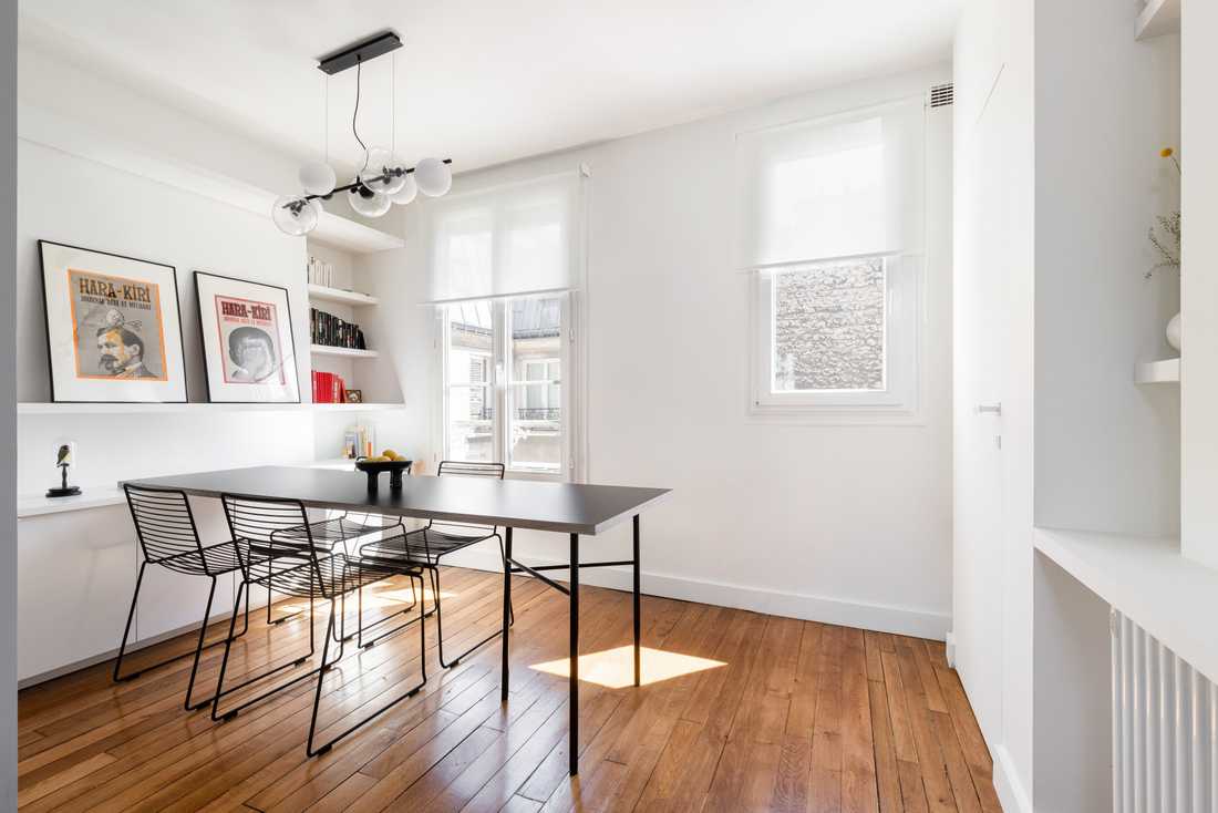 Salle à manger et bureau dans un duplex