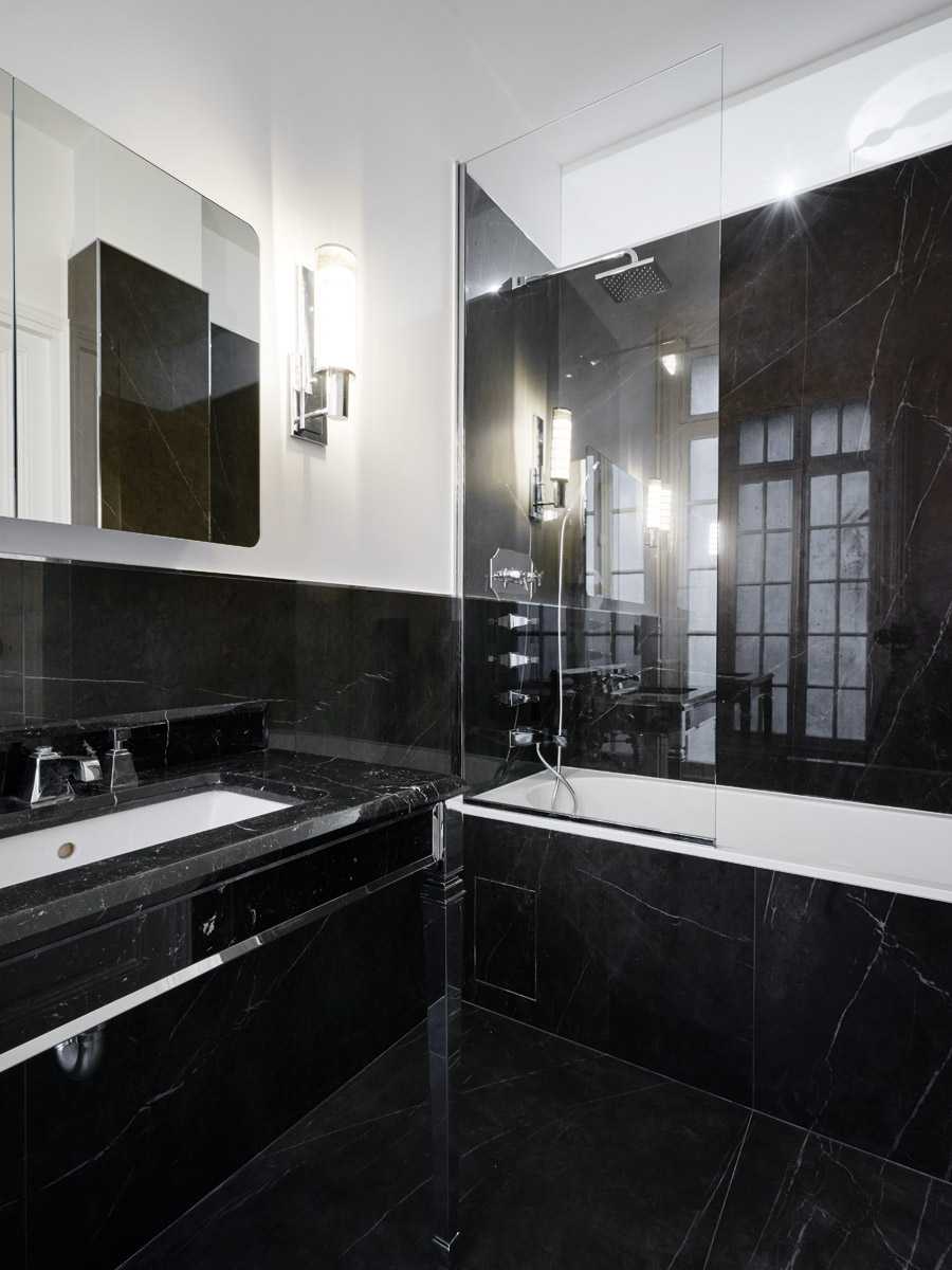 Salle de bain noire design dans les Bouches du Rhône