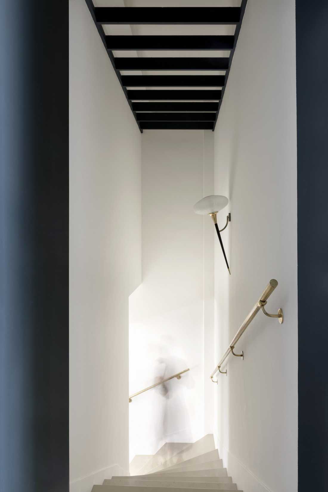 Escalier central en travertin