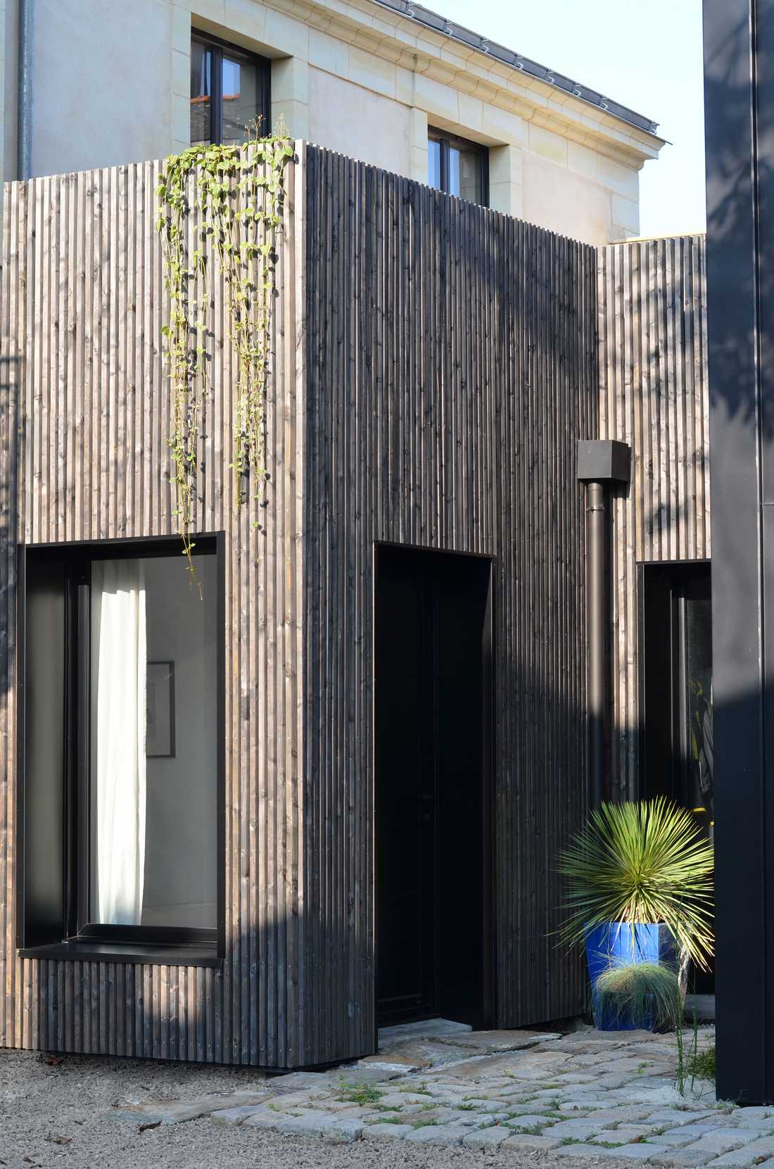 An architect builds a contemporary house with a post-and-beam structure in Bouches du Rhône