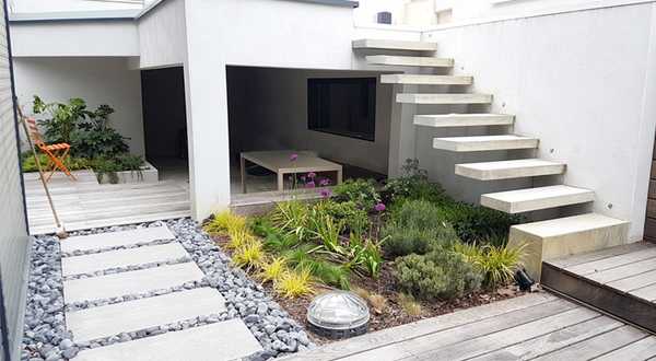 Création d'un jardin contemporain pour une maison neuve en Provence-Alpes-Côte d'Azur