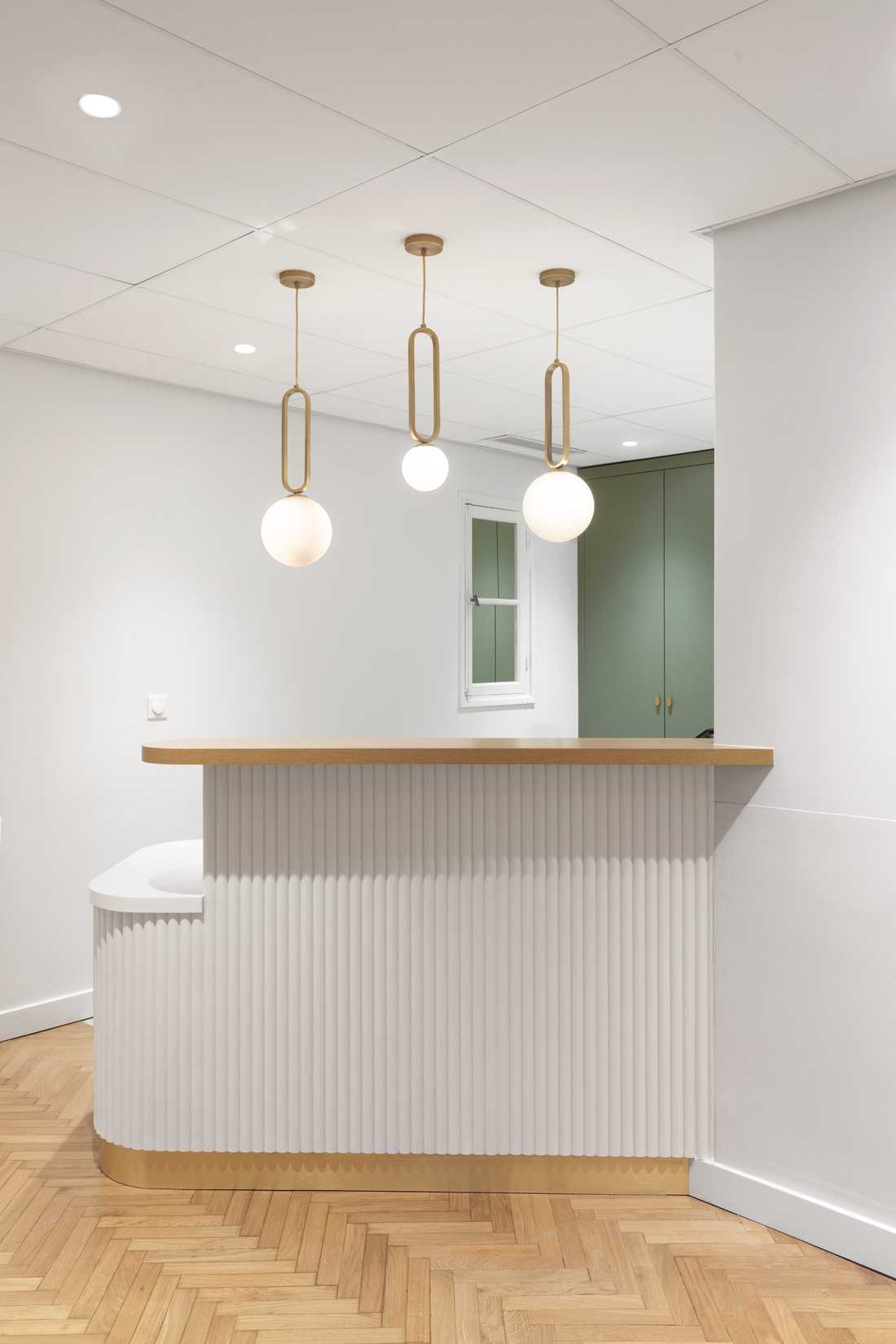 Banque d'accueil d'un cabinet médicale conçu par un architecte d'intérieur