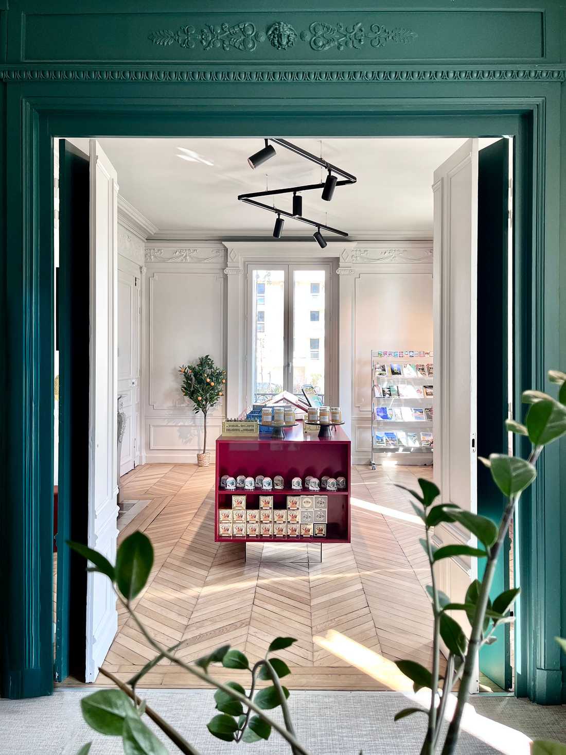 Aménagement intérieur d'un office du tourisme par un architecte dans le cadre d'un marché public