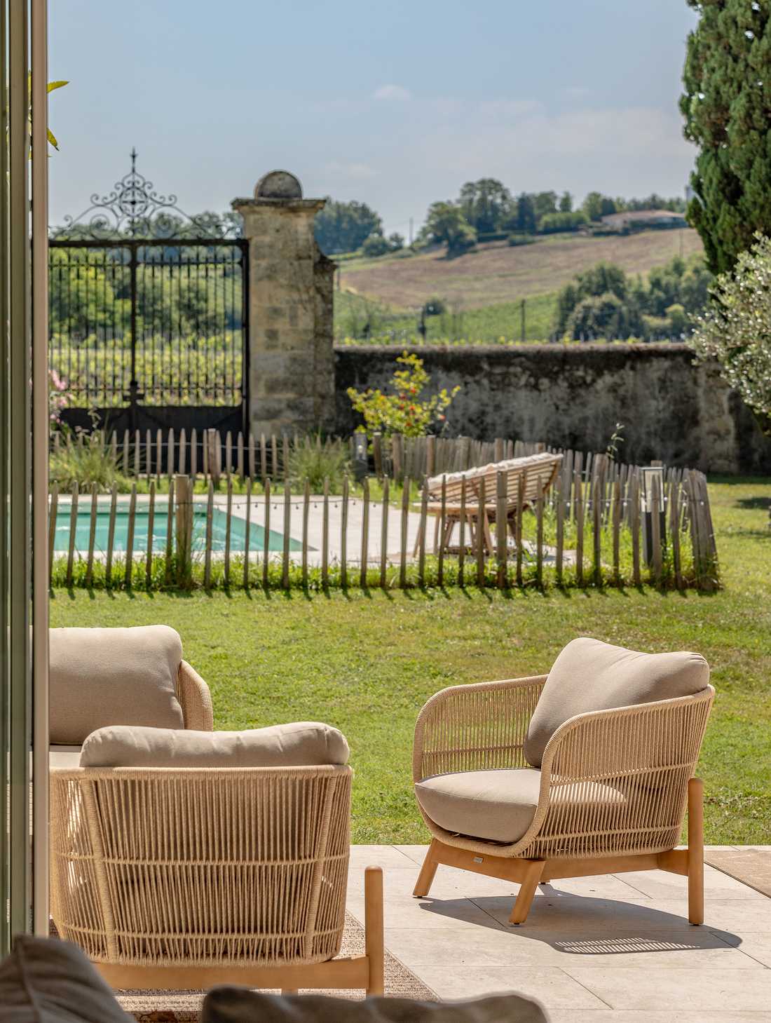 Aménagement paysager du jardin d'un chateau avec piscine dans les Bouches du Rhône