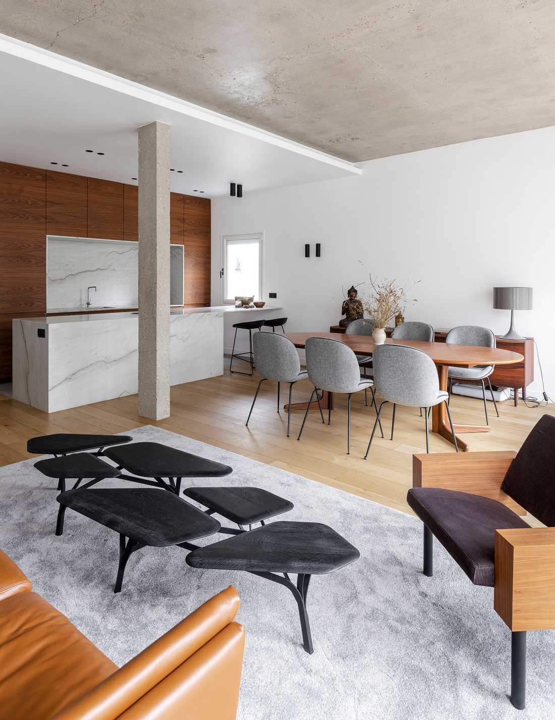 Salon d'un appartement acheté en VEFA après les travaux d'aménagement par un architecte d'intérieur à Marseille