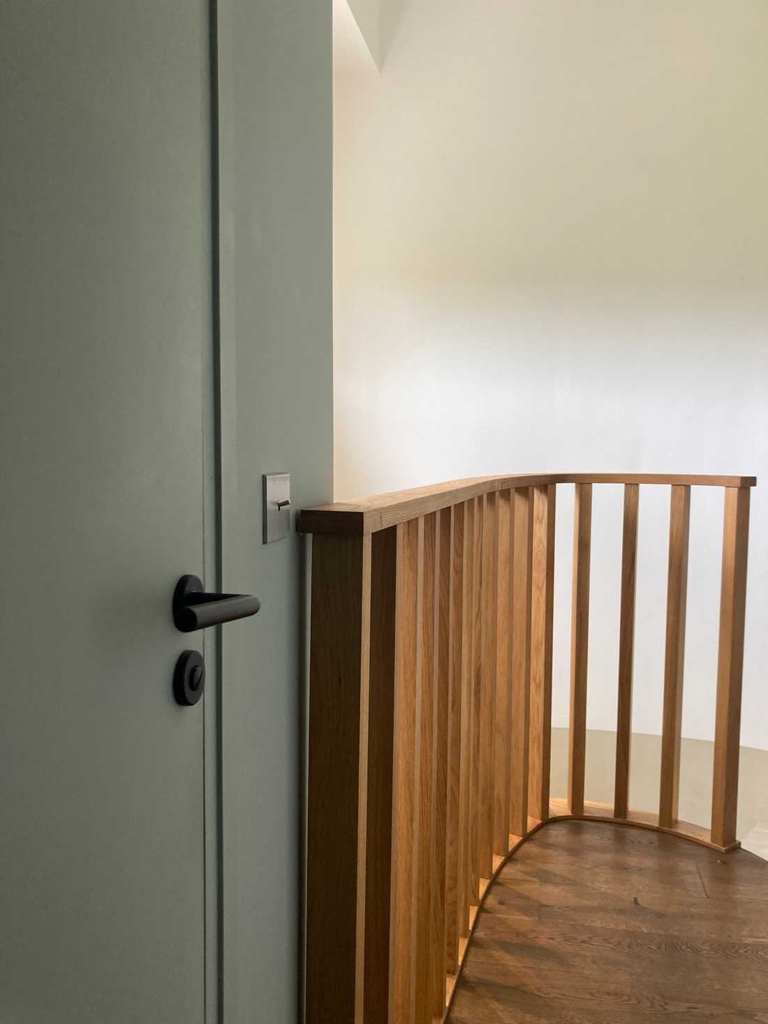 Escalier qui mène à l'étage de la maison