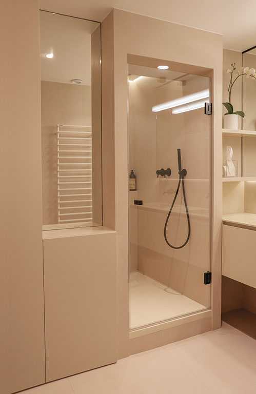 Cabine de douche dans la salle de bain rénovée
