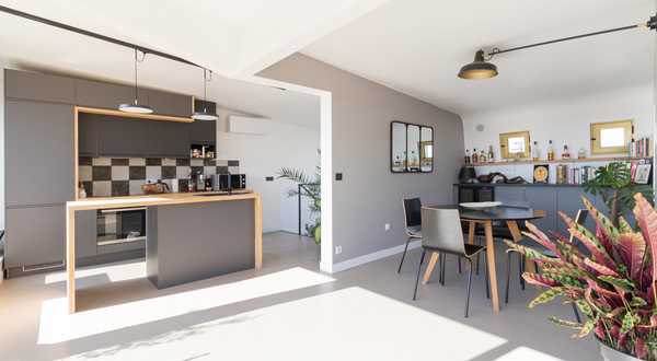 Avant-après de l'aménagement et la modernisation d'un appartement en duplex avec terrasse par un architecte d'intérieur à Marseille.